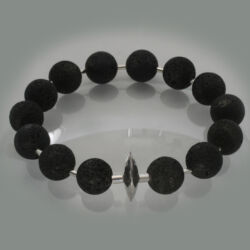 Collier van ronde lava kralen (doorsnede 25 mm) met een hamerslag afgewerkte magneet sluiting ( doorsnede 33 mm)