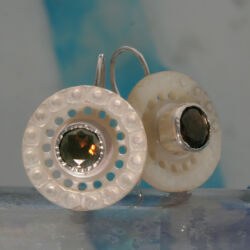 Deze zilveren oorhangers met rookquartsen en parelmoer hebben een doorsnede van 22 mm.