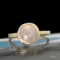 Een geelgouden ring met lichtgrijze korund. De ring kan als aanschuifring gecombineerd worden. Prijs: €965,-