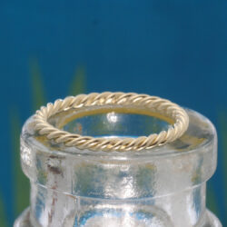 Geelgouden torsiedraadring 2 mm, fijne slag. Prijs: €530,-