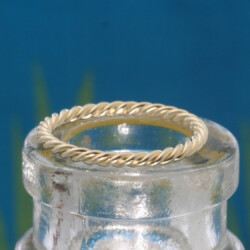 Geelgouden torsiedraadring 2 mm, fijne slag. Prijs: €530,-