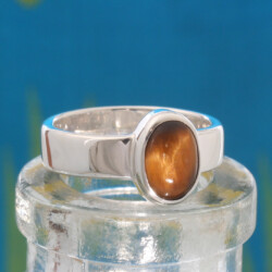 Zilveren ring met tijgeroog, de tijgeroog is 6 x 9 mm. Prijs: €195,-