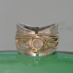 Zilveren ring met geelgouden draden met een maansteen Wikkelring
