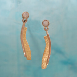 Wit en geelgouden oorhangers met maansteen