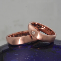 Roodgouden trouwringen met briljant