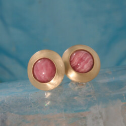 Matte geelgouden oorknoppen met rodochrosiet