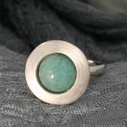 Zilveren schijfring met amazoniet. De amazoniet is 10 mm, de zilveren schijf 17 mm. Prijs: €155,-