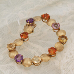 Geelgouden armband met citrien, madeira-citrien en amethysten.