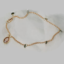 Een geelgouden bedelarmband, 2 mm dik met toermalijntjes en een geelgouden bedel met een antieke camee.