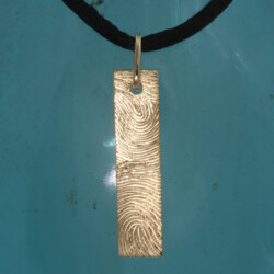 Geelgouden hanger met 2 vingerafdrukken, vader en meoder