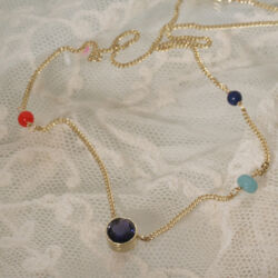 Geelgouden gourmetcollier met ioliet, bloedkoraal, amazoniet en lapis lazuli. Lengte 42 cm.