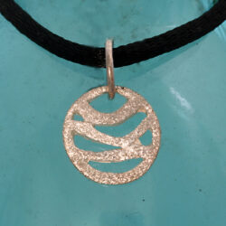 Matte zilveren bedel, uit de serie stroming. De doorsnede 12 mm. Mooi als hanger, maar past ook aan een creool of armband. Prijs: €55,-