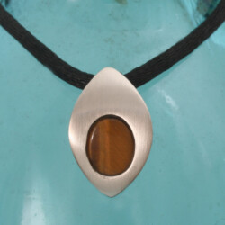 Matte zilveren hanger met tijgeroog. De hoogte van deze hanger is 18 mm. Prijs: €65,- Oog