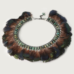 Gezwart zilveren veertjes collier met afrikaanse turkoois kralen en gemengde blauwe en groene veren van een pauw. Prijs: €480,-
