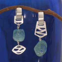 Uit de serie stroming, zilveren klapoorbellen met aanhangers met aquamarijn. Prijs: €195,-