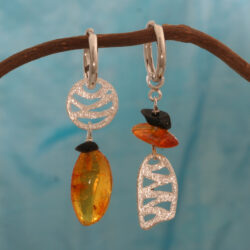 Uit de serie stroming, Klapoorbellen met zilveren aanhangers met onix en barnsteen. In het barnsteen zitten kleine insectjes. Totale lengte 45 mm.
Prijs: €200,-