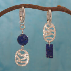 Uit de serie stroming, klapoorbellen met zilveren aanhangers met lapis lazuli. Totale lengte 45 mm. Prijs: €200,-