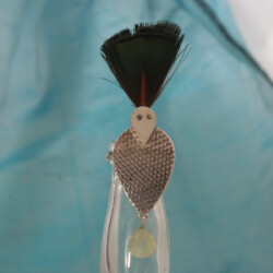 Uit de serie blije vogels.
Zilveren broche met pheniet en pauwenveer. Prijs: €185,-