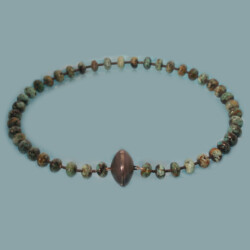 Collier van Afrikaanse turkoois en gezwart zilver met een magneetsluiting. Lengte 50 cm, de kralen zijn 11 mm. Prijs: €265,-