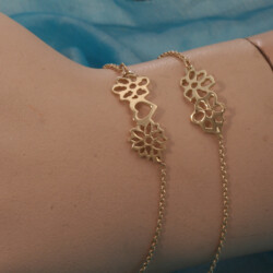 Gouden kinderarmbanden gemaakt van goud uit de familie. Met geboortebloemen.