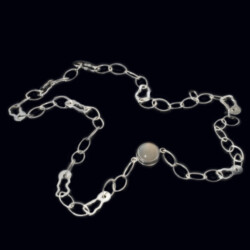 Zilveren collier met een magneetslot met maansteen.