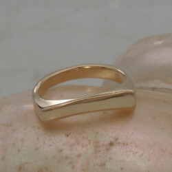 Glanzende geelgouden ring.