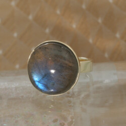 Een strakke geelgouden ring met een fantastische labradoriet