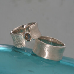 Zilveren trouwringen met in de damesring een labradoriet