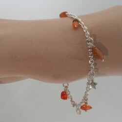 Geïnspireerd door de sterren. Zilveren armband met carneool, zoetwaterparel, citrien toermalijn, agaat en een zilveren ster. Prijs: €195,-