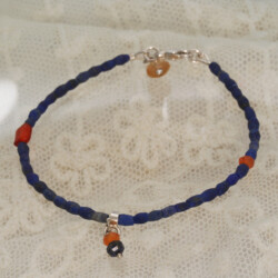 Lapis lazuli met carneool armband met een zilveren cartiersluiting. €90,-