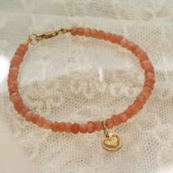 Armband van 4 mm zonnesteen met een geelgouden sluiting en hartje bedel. Prijs €350,-