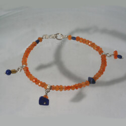 Carneool armbandje met lapis lazuli kralen en een zilveren slot. € 90,-