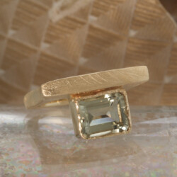 Een ijsmatte ring met prasioliet, ofwel groene amethyst.