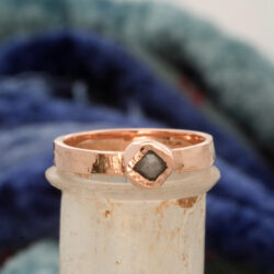 Een oktaëder vormige ruwe diamant, gezet in een roodgouden ring. Mooi solitair of als aanschuifring. € 875,-