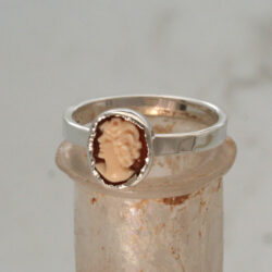 Zilveren aanschuifring met een schelpcamee van 8x6 mm. Prijs € 285,-