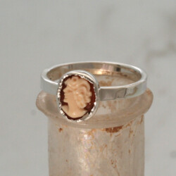 Zilveren aanschuifring met een schelpcamee van 8x6 mm. Prijs € 285,-