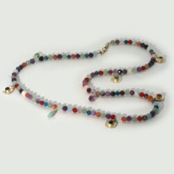 Wat een kleurenspektakel! Amazoniet, aventurijn, onix, carneool, ametyst, granaat, zonnesteen, carneool, aquamarijn, apetiet, agaat en rozekwarts.