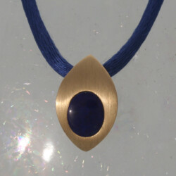 Een geelgouden hanger met lapis lazuli