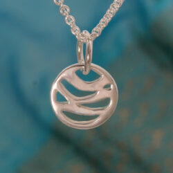 Glanzende zilveren bedel, uit de serie stroming. De doorsnede 12 mm. Mooi als hanger, maar past ook aan een creool of armband. Prijs: €55,-