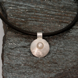 Een zilveren hangertje met een zoetwatersparel