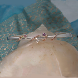 Zilveren klemarmband met een roodgouden wikkeldraad en 3 geboortestenen, roze Toermalijn, princess geslepen diamant en een Ametist