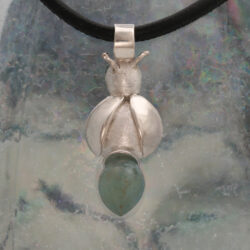 Het waterbijtje Het is een bij, die altijd bij het water te vinden is, door zijn aquamarijn achterkant, zie je hem moeilijk, maar hij maakt een prachtig zoemend geluid.
Een zilveren hanger met aquamarijn. Hoogte 35 mm Prijs € 200,-