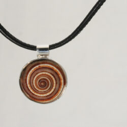 Een zilveren hanger met een zonneslak. Prijs exclusief collier € 140,-