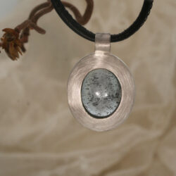 Zilveren hanger met aquamarijn. De aquamarijn heeft illumiet insluitsels.