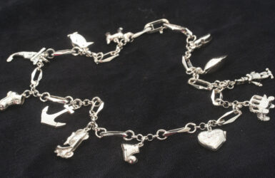 Allemaal jeugdherinneringen, een bedelarmband, een closed-for-ever armband en heel veel mooie bedels, vormen samen een nieuw collier. Wat heb jij nog in de kast liggen?